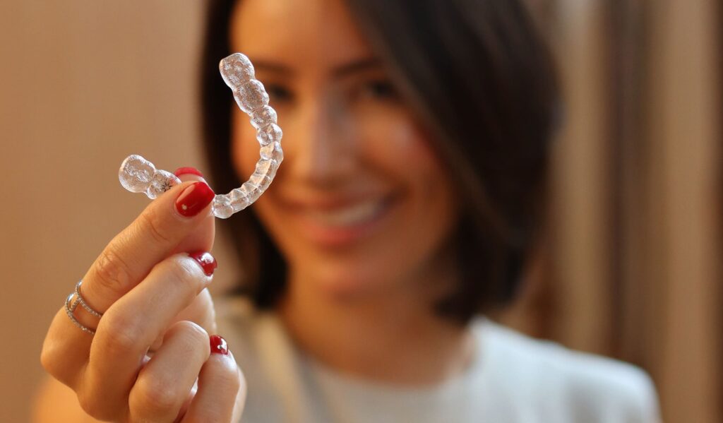 Dientes sensibles durante la ortodoncia invisible: causas, prevención y alivio 