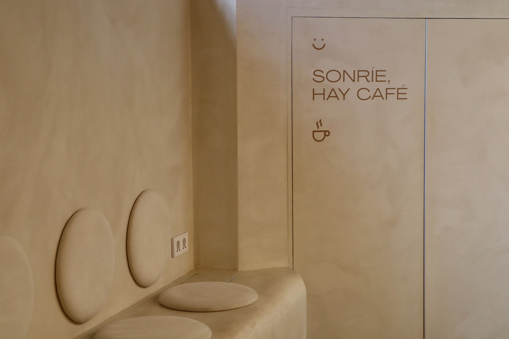 Zona de espera con café, Sonríe hay café