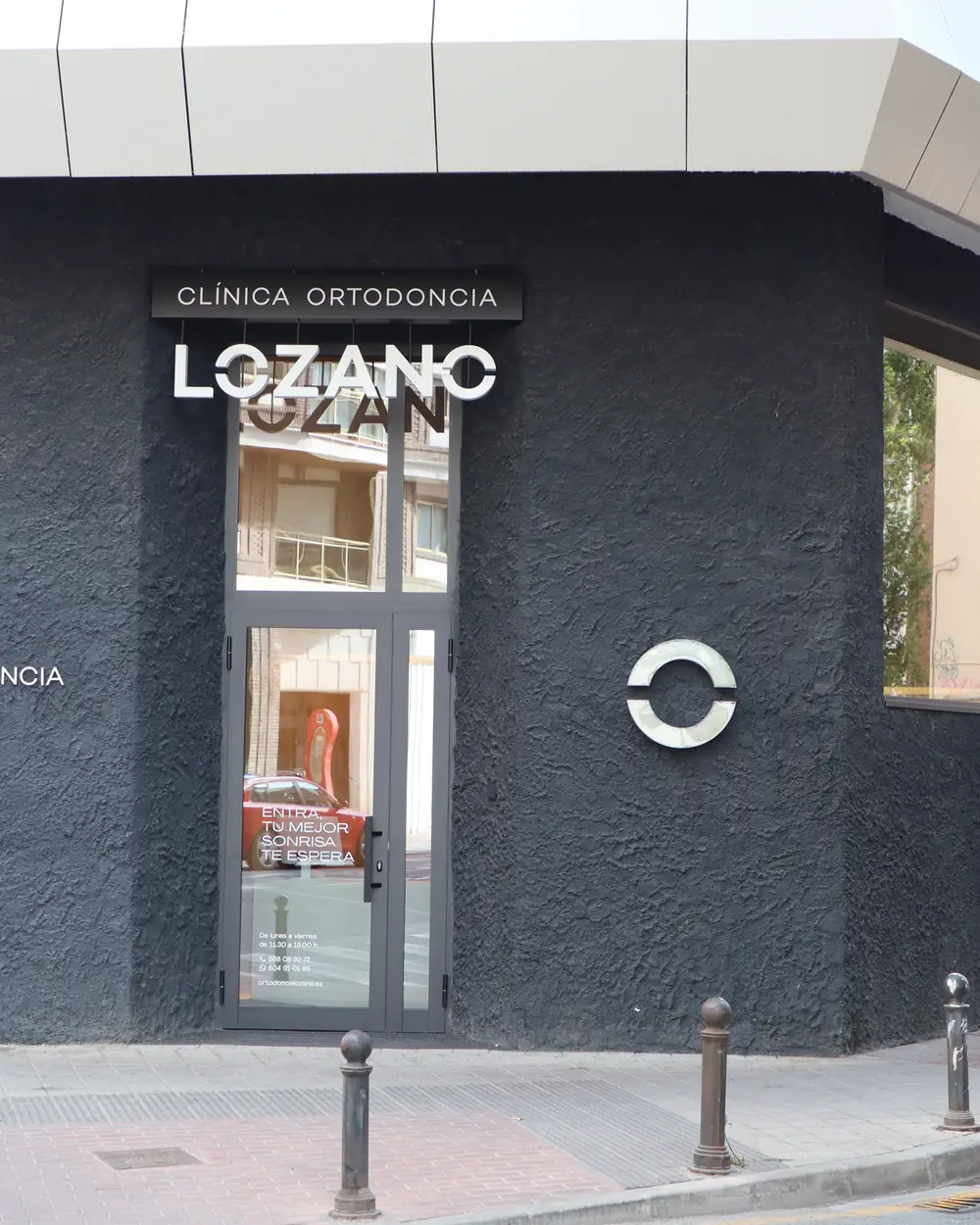 Fachada de la clínica Ortodoncia Lozano en el centro de Murcia