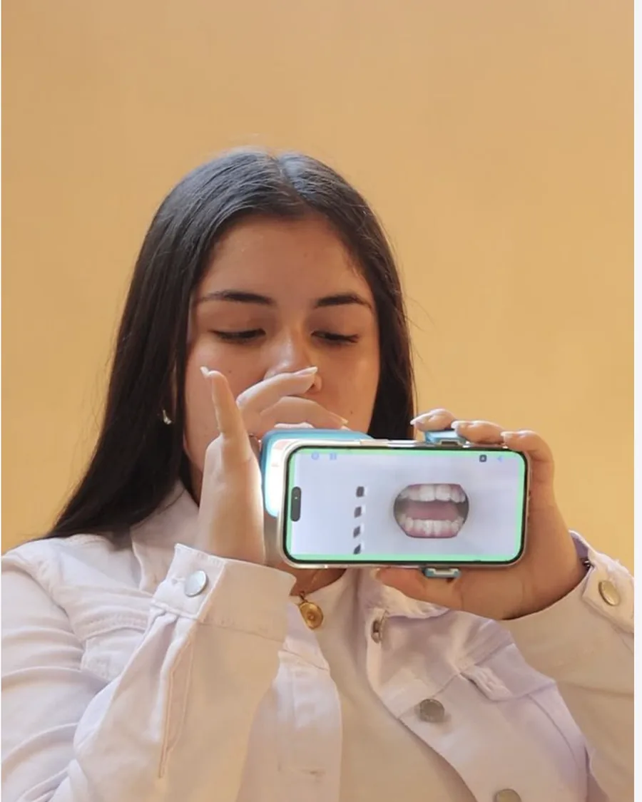 Paciente fotografiando sus dientes con la app de seguimiento semanal