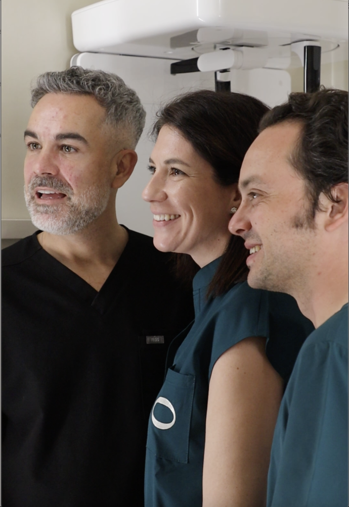 El Dr. Javier Lozano con dos doctores durante una estancia clínica en Ortodoncia Lozano, Murcia