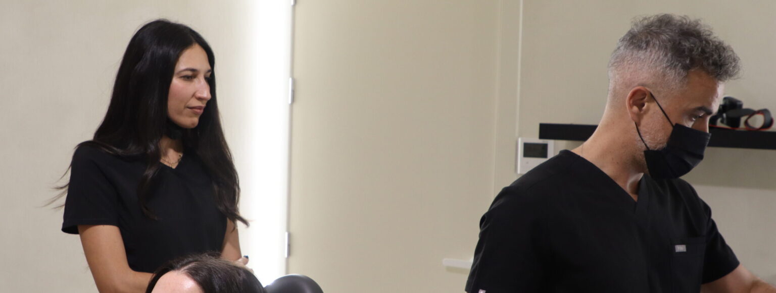 Una jornada de trabajo en la consulta de Ortodoncia Lozano, con una doctora observando el tratamiento
